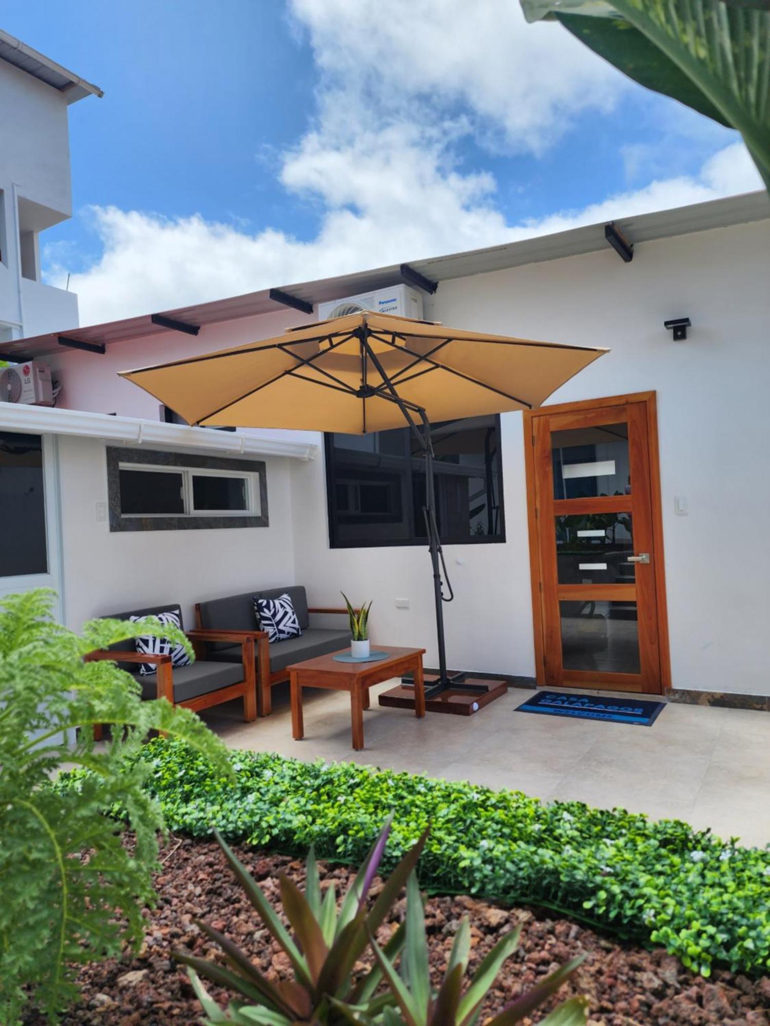 Casa Galapagos By Hostal Fragata Puerto Ayora  Buitenkant foto